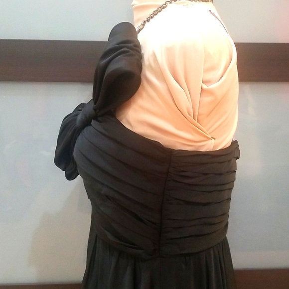 Elegant Gown - Picture 5 of 12